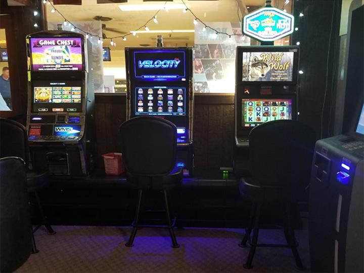 HomeTown Lanes & Sports Bar Plano, IL